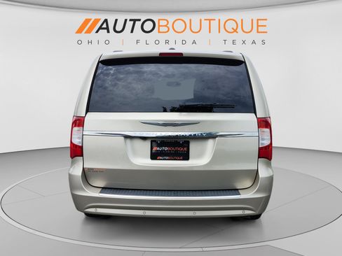 Used 2014 Chrysler Town & Country Touring-L FWD image 4