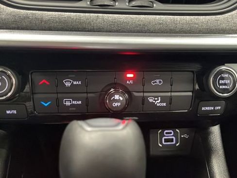 Used 2024 Jeep Compass Latitude w/ Sun and Sound Group AWD/4WD image 18