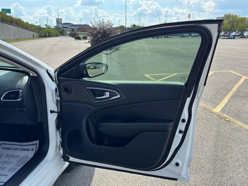 Used 2017 Chrysler 200 Limited Platinum FWD image 31