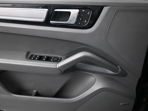 Certified 2022 Porsche Cayenne Platinum Edition image 13