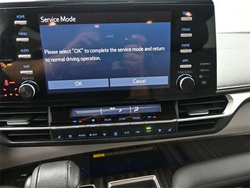 Used 2021 Toyota Sienna Limited image 32