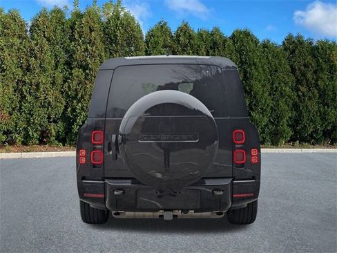 Used 2024 Land Rover Defender 130 X-Dynamic SE image 5