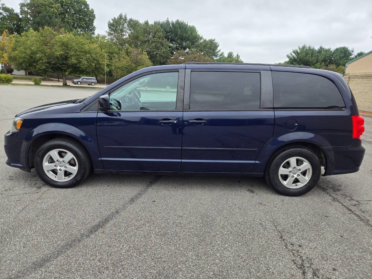 Used 2012 Dodge Grand Caravan SXT w/ Entertainment Group 1 FWD image 4
