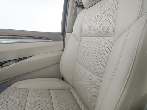 Used 2026 Cadillac Escalade Platinum Sport w/ LPO, Floor Liner Package AWD/4WD image 31