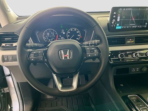 Used 2025 Honda Pilot Touring image 11