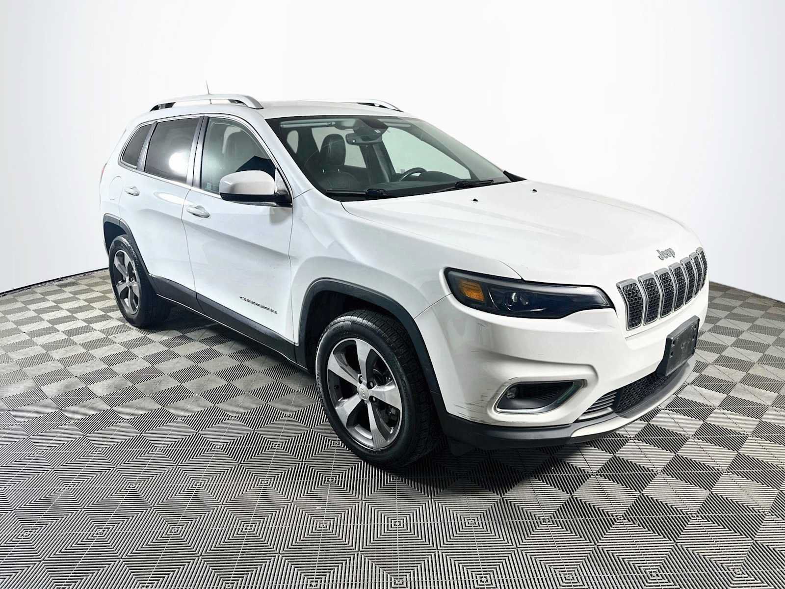 Used 2019 Jeep Cherokee Limited AWD/4WD image 3