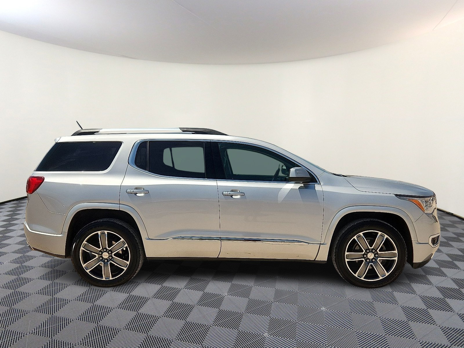 Used 2017 GMC Acadia Denali w/ Technology Package FWD image 5