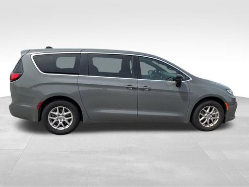 Used 2025 Chrysler Pacifica Select image 7