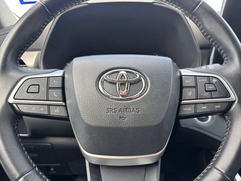 Used 2025 Toyota Highlander LE FWD image 29