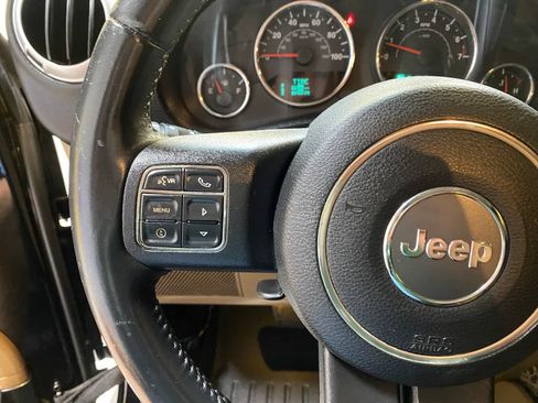 Used 2013 Jeep Wrangler Unlimited Rubicon w/ Connectivity Group AWD/4WD image 32