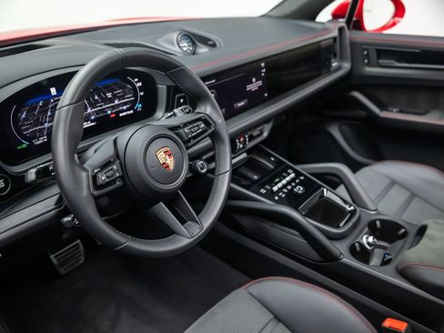 Used 2025 Porsche Cayenne GTS AWD/4WD image 15