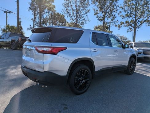 Used 2021 Chevrolet Traverse LS image 3