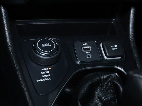 Used 2019 Jeep Cherokee Limited image 28