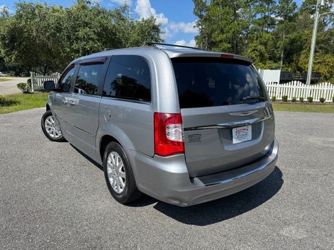 Used 2013 Chrysler Town & Country Touring image 32