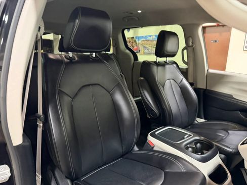 Used 2023 Chrysler Pacifica Touring-L FWD image 38