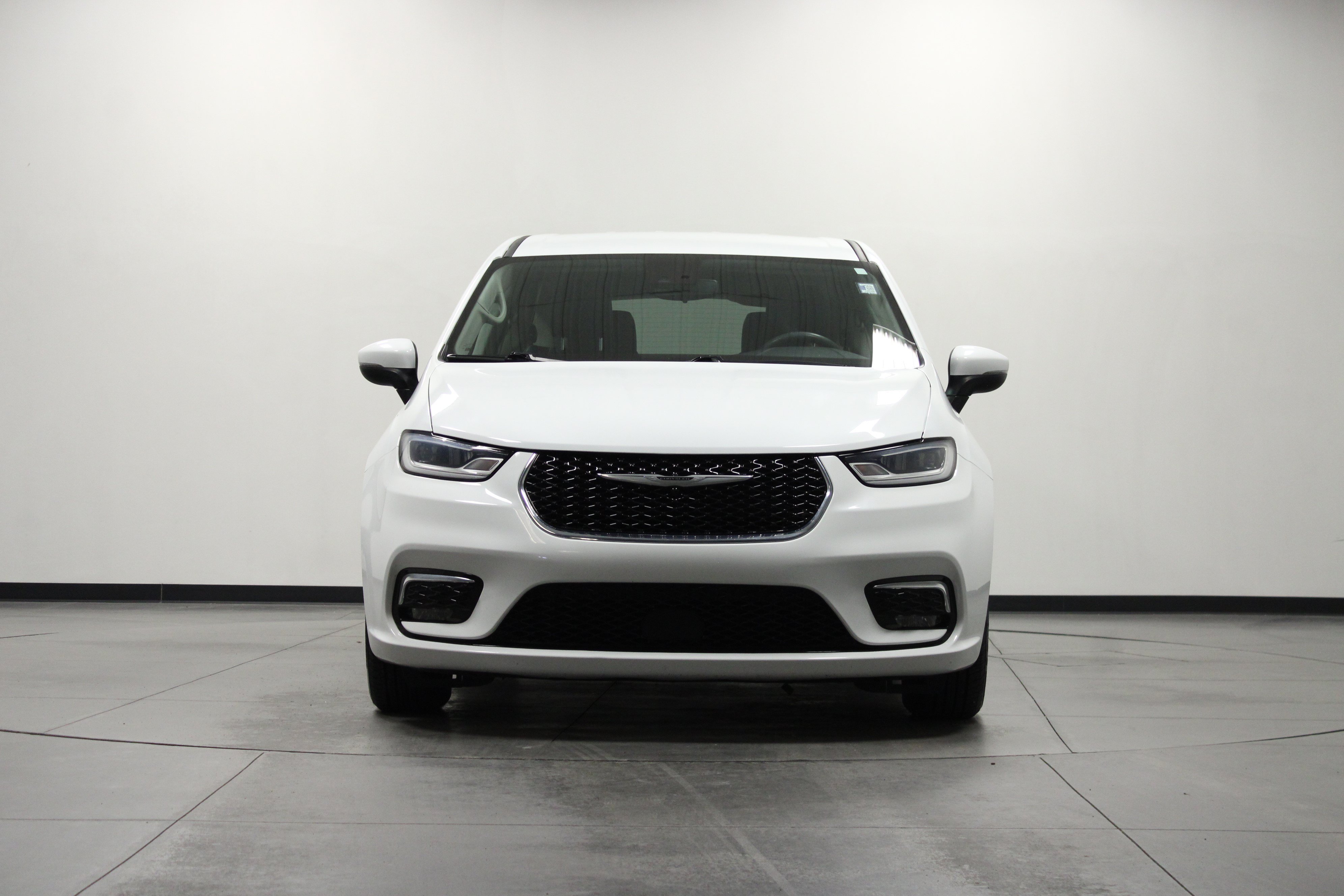 Used 2023 Chrysler Pacifica Touring-L FWD image 9
