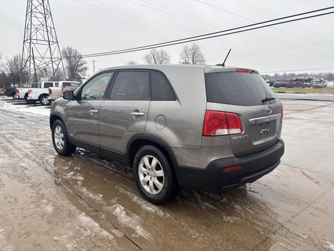 Used 2013 Kia Sorento LX image 2