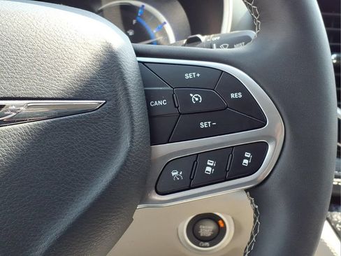 Used 2024 Chrysler Pacifica Limited FWD image 11