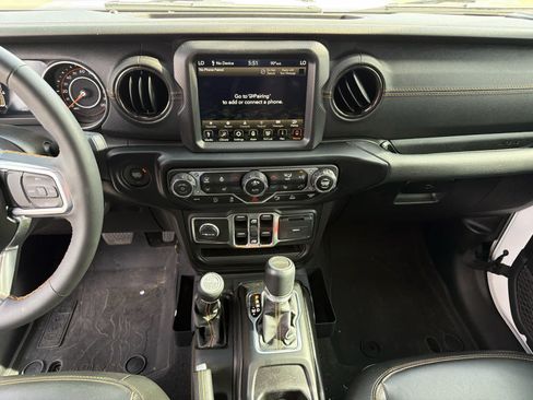 Used 2023 Jeep Gladiator Overland AWD/4WD image 7