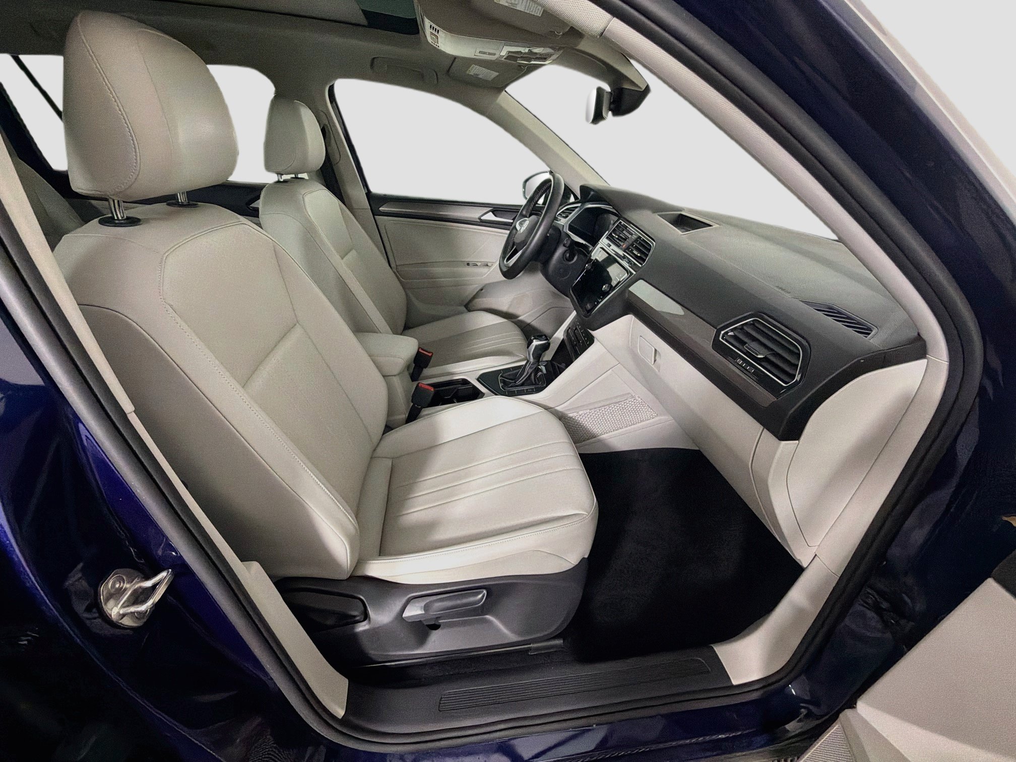 Used 2023 Volkswagen Tiguan SE FWD image 33