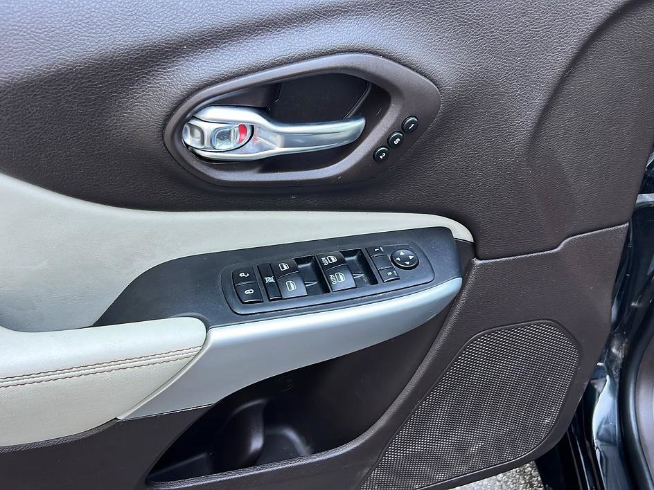 Used 2018 Jeep Cherokee Overland w/ Technology Group FWD image 27