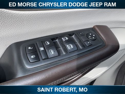 Used 2017 Chrysler Pacifica Touring-L FWD image 18