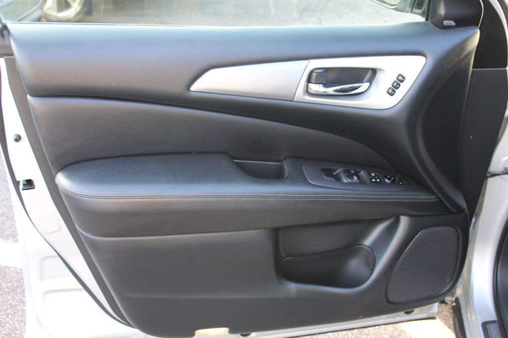 Used 2020 Nissan Pathfinder SL FWD image 19