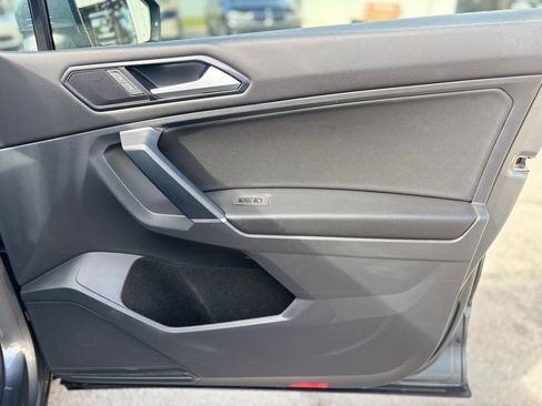 Used 2018 Volkswagen Tiguan SE w/ Panoramic Sunroof Package image 12