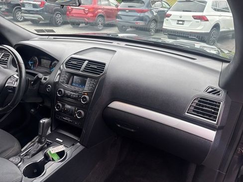 Used 2017 Ford Explorer XLT image 12