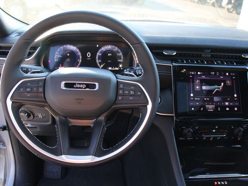 New 2025 Jeep Grand Cherokee L Altitude image 8