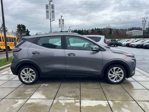 Used 2023 Chevrolet Bolt EUV LT FWD image 4