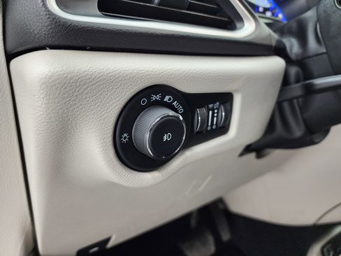 Used 2024 Chrysler Pacifica Touring-L image 39