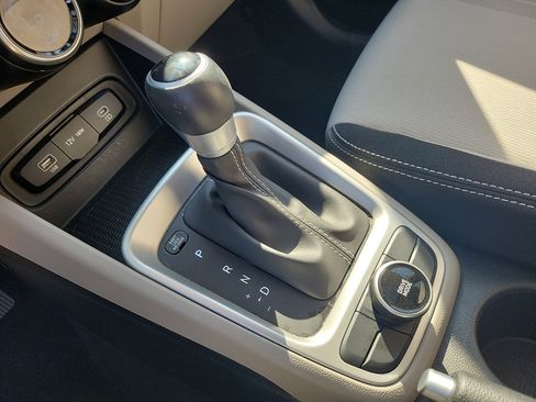 Used 2025 Hyundai Venue SEL FWD image 17