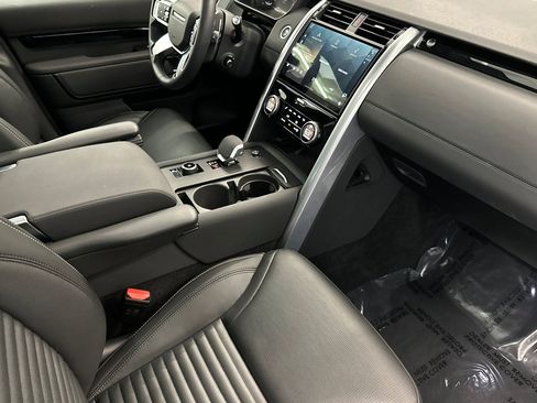 Used 2025 Land Rover Discovery S image 32