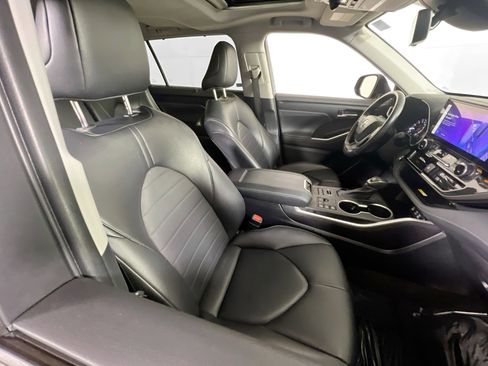 Used 2023 Toyota Highlander XLE image 29