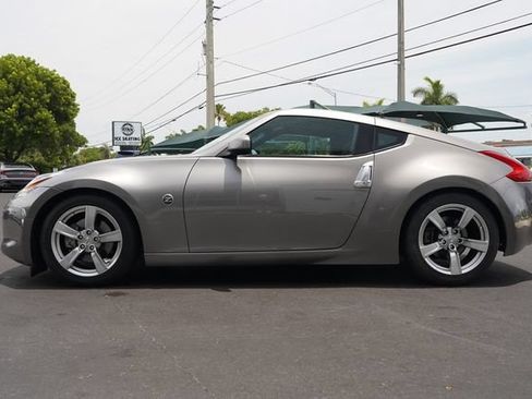Used 2009 Nissan 370Z Coupe RWD image 4