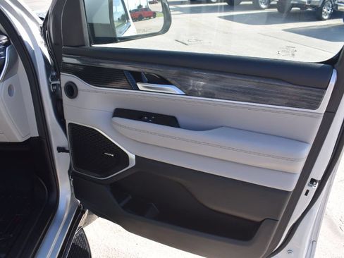 Used 2022 Jeep Wagoneer Series III w/ Flexible Seating Group RWD image 17