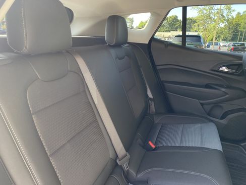 Used 2025 Chevrolet Trax LT w/ LT Convenience Package FWD image 24
