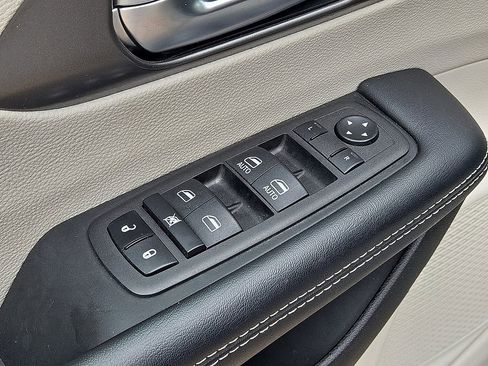 Used 2023 Chrysler Pacifica Touring-L FWD image 22
