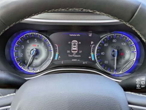 Used 2023 Chrysler Pacifica Touring-L FWD image 29