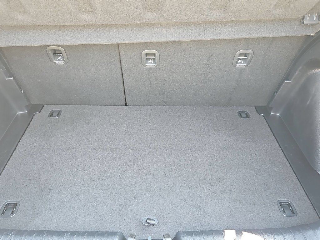 Used 2025 Hyundai Venue SEL FWD image 29