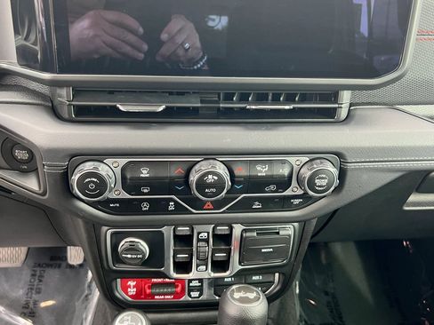 Used 2025 Jeep Wrangler Unlimited Rubicon image 15