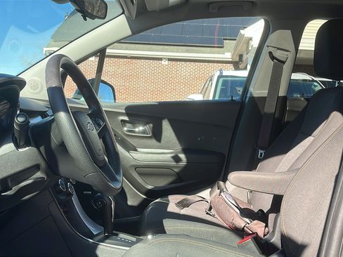 Used 2017 Chevrolet Trax LT w/ Sun & Sound Package image 12