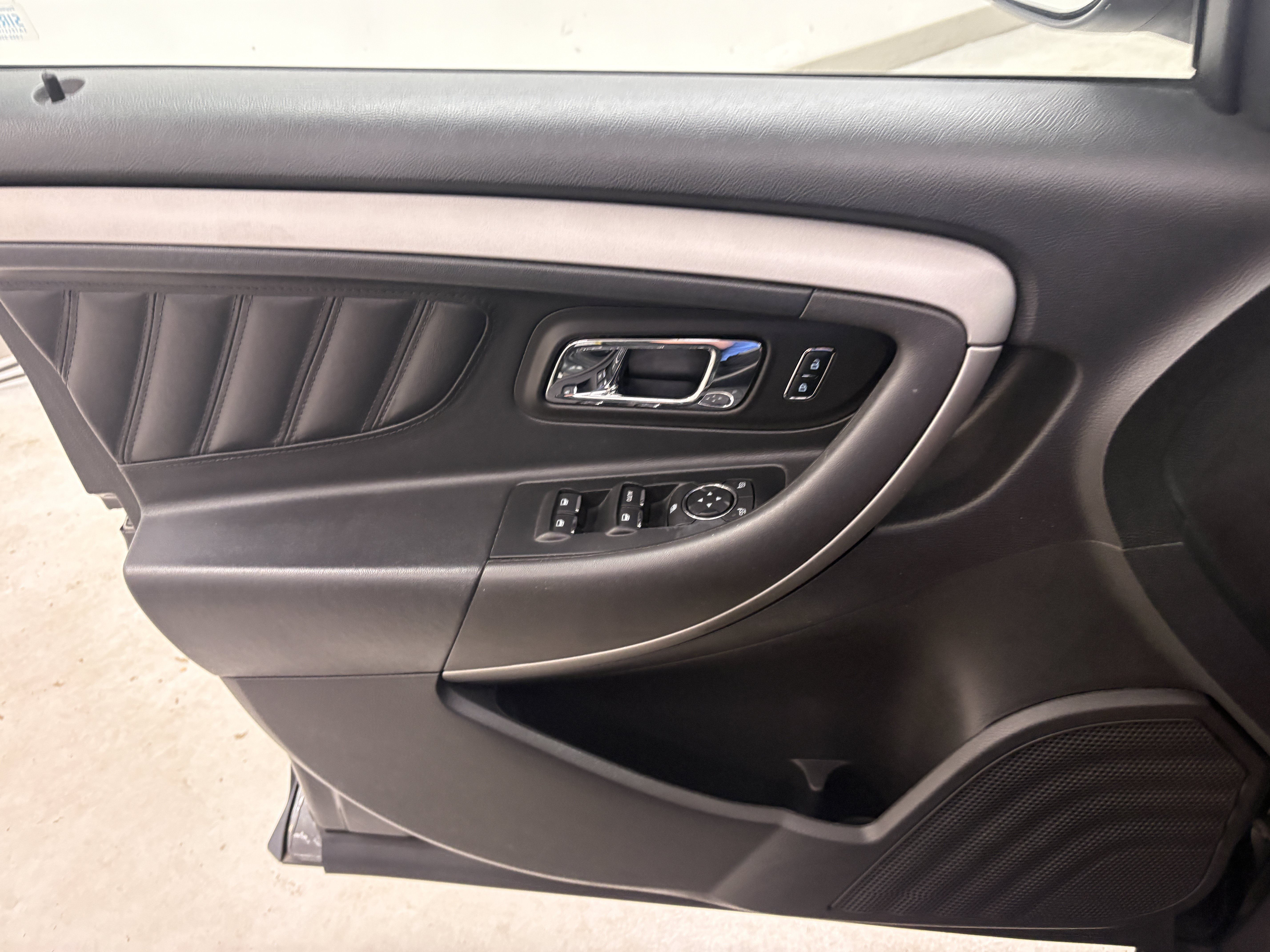 Used 2015 Ford Taurus SEL FWD image 22