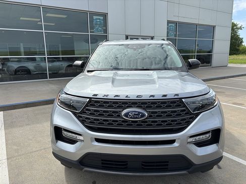 Used 2023 Ford Explorer XLT w/ Equipment Group 202A AWD/4WD image 8