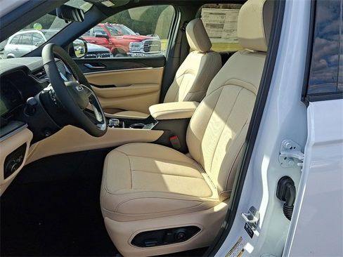 New 2025 Jeep Grand Cherokee Limited w/ Luxury Tech Group II image 10