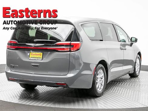 Used 2023 Chrysler Pacifica Touring-L FWD image 5