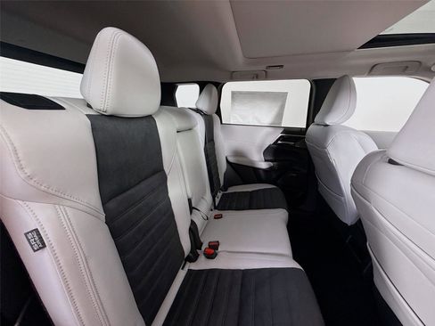 New 2025 Mitsubishi Outlander SE image 28