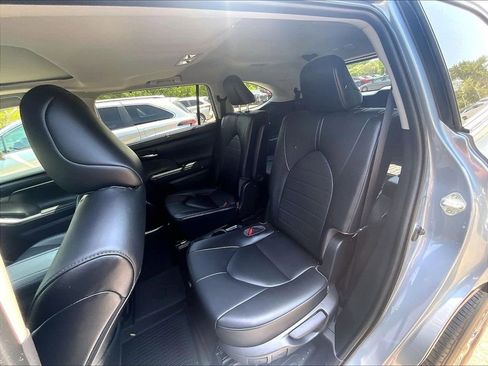 Certified 2021 Toyota Highlander XLE AWD/4WD image 15