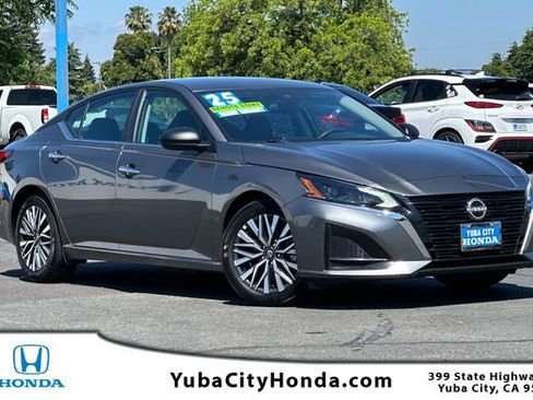 Used 2025 Nissan Altima 2.5 SV FWD image 1